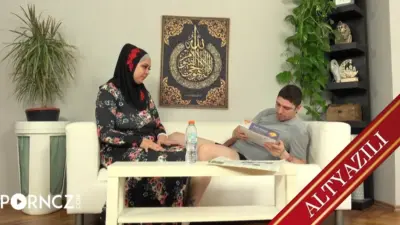 Hemşire, Kolları Kırık Hastayla İlgileniyor