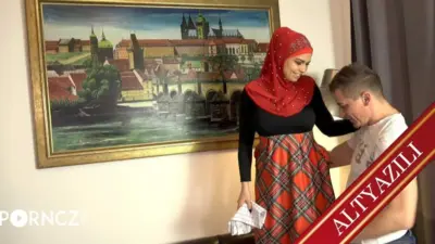 Uyuyan Türbanlı Ablasını Sikiyor (Türk)